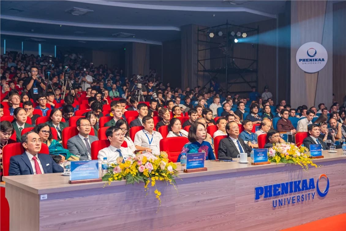 Delegates attend the Closing Ceremony.