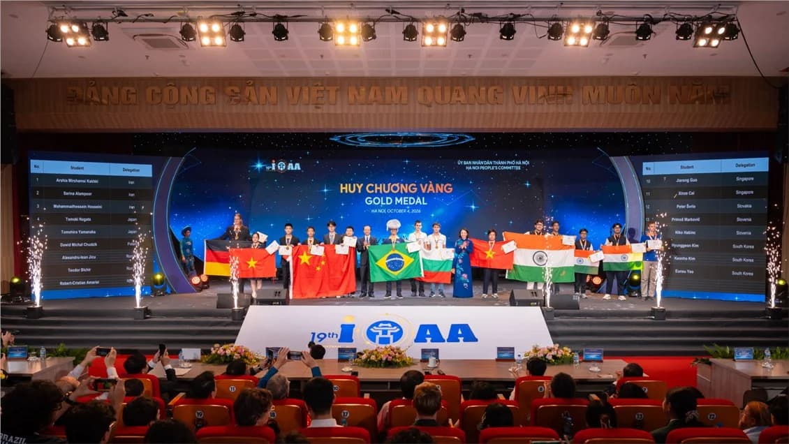 Permanent Vice Minister of Education and Training Phạm Ngọc Thưởng and Vice Chairwoman of the Hanoi People’s Committee Vũ Thu Hà present Gold Medals to Vietnamese contestants.