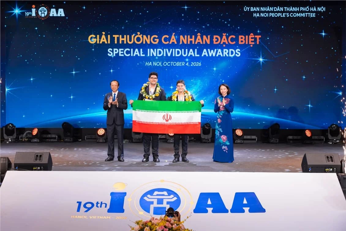 Permanent Vice Minister of Education and Training Phạm Ngọc Thưởng and Vice Chairwoman of the Hanoi People’s Committee Vũ Thu Hà present special individual awards to two contestants.