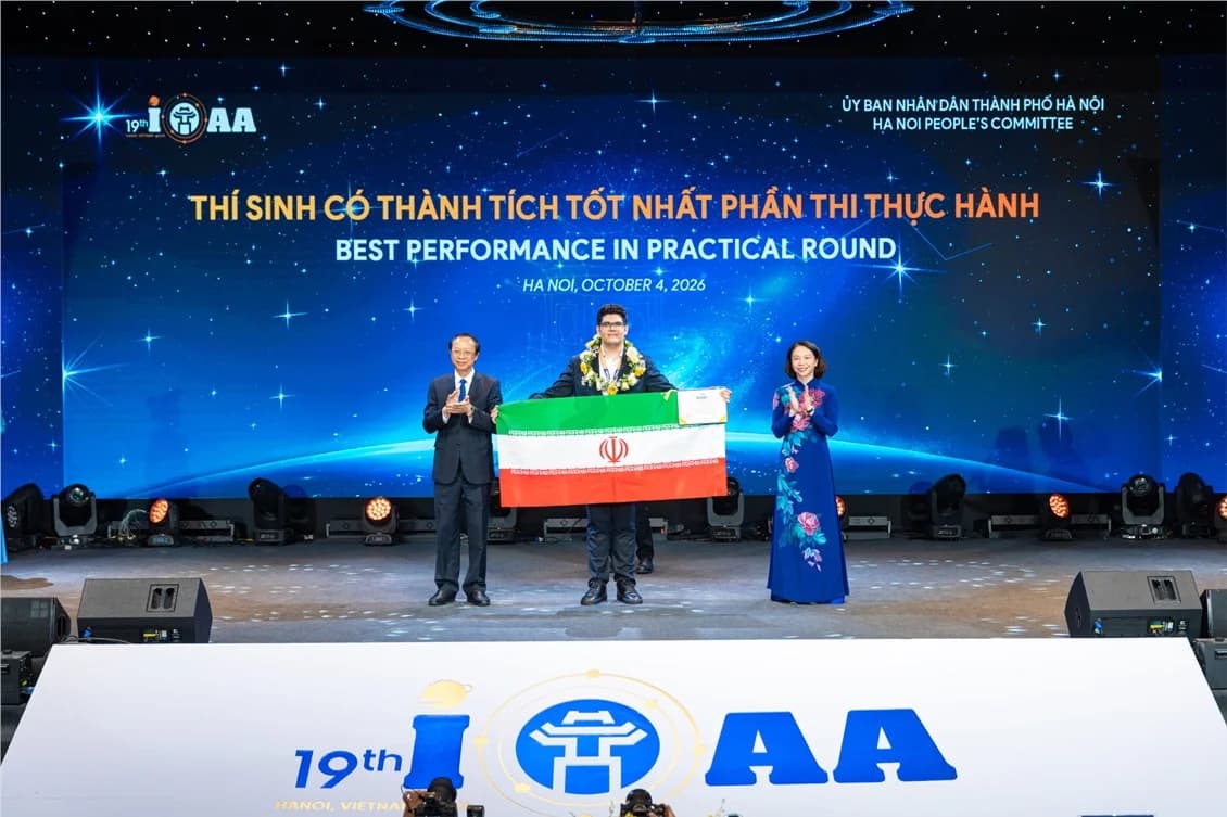 Permanent Vice Minister of Education and Training Phạm Ngọc Thưởng and Vice Chairwoman of the Hanoi People’s Committee Vũ Thu Hà present the award to the contestant with the highest overall score.
