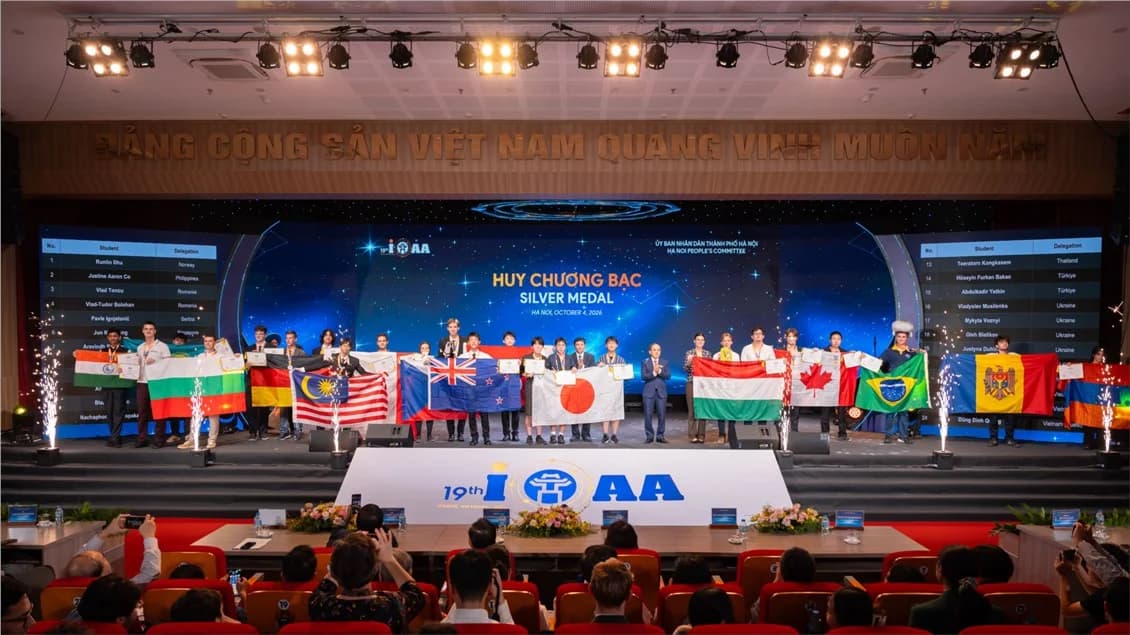 The Organizing Committee presented Silver Medals to contestants.