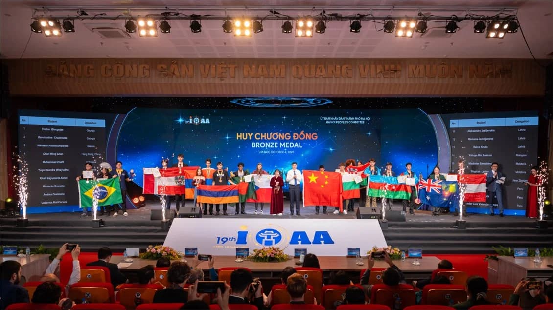 The Organizing Committee presented Bronze Medals to contestants.