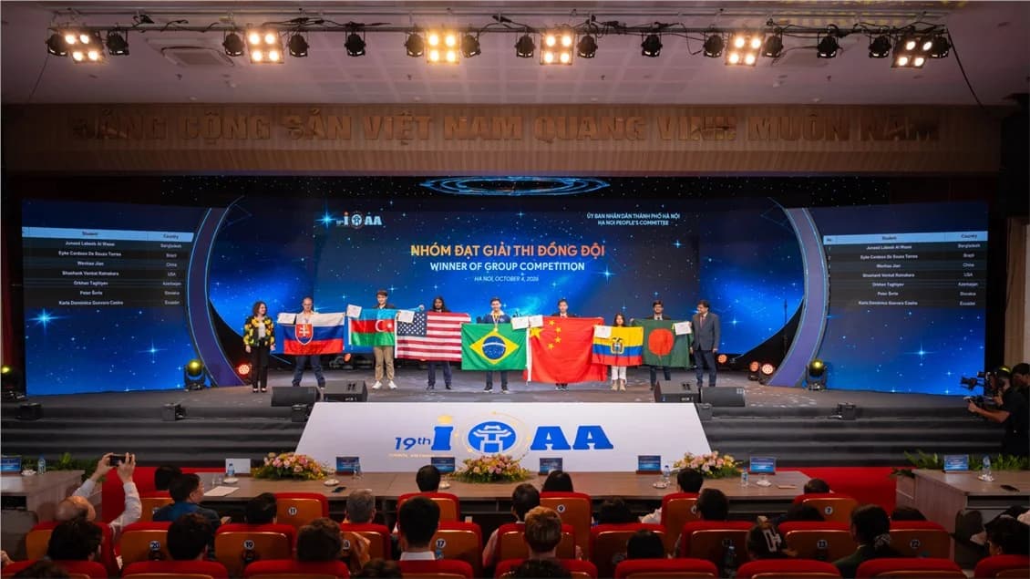 The Organizing Committee presented awards to the winning group in Team Competition.