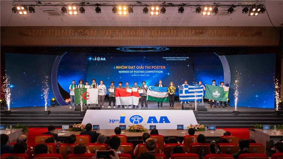 The Organizing Committee presented awards to the winning group in Poster Competition.