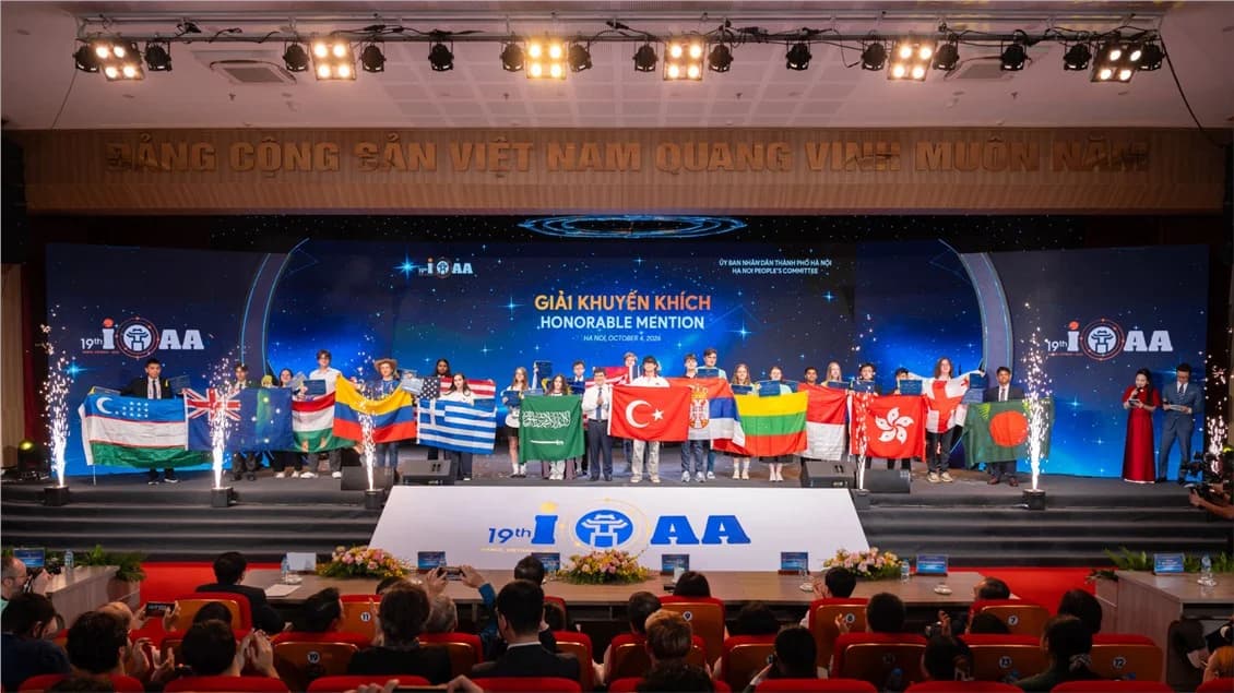 The Organizing Committee presented Honorable Mentions to contestants.