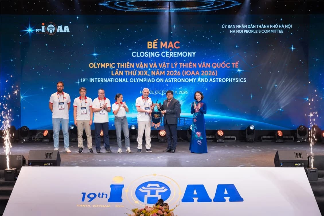 Handover ceremony for the IOAA host flag.