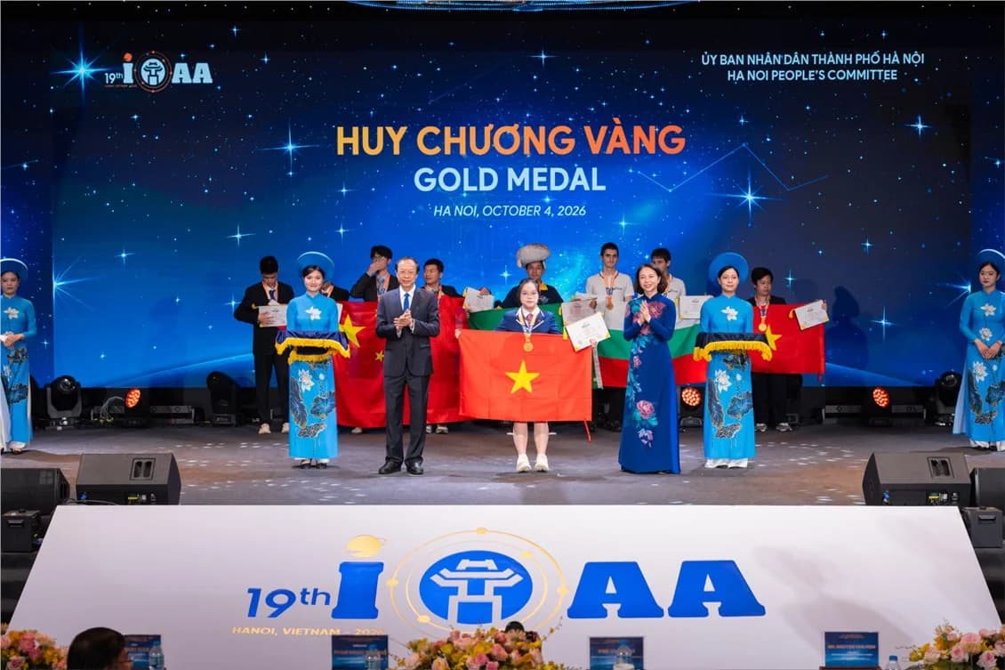 Permanent Vice Minister of Education and Training Phạm Ngọc Thưởng and Vice Chairwoman of the Hanoi People’s Committee Vũ Thu Hà present Gold Medals to Vietnamese contestants.