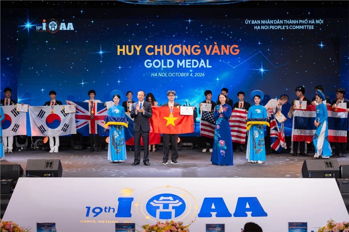 Permanent Vice Minister of Education and Training Phạm Ngọc Thưởng and Vice Chairwoman of the Hanoi People’s Committee Vũ Thu Hà present Gold Medals to Vietnamese contestants.
