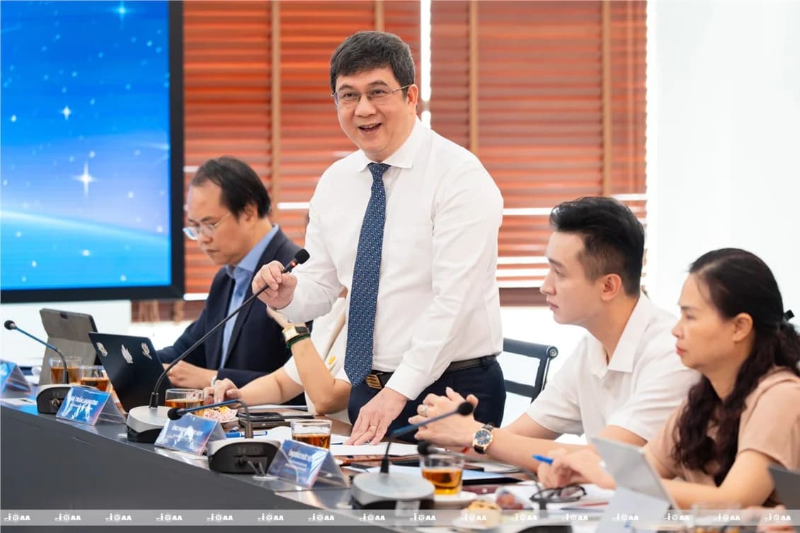 Prof. Dr. Pham Thanh Huy, Vice President of Phenikaa University, provides information on the infrastructure and technical preparations for the Olympiad.