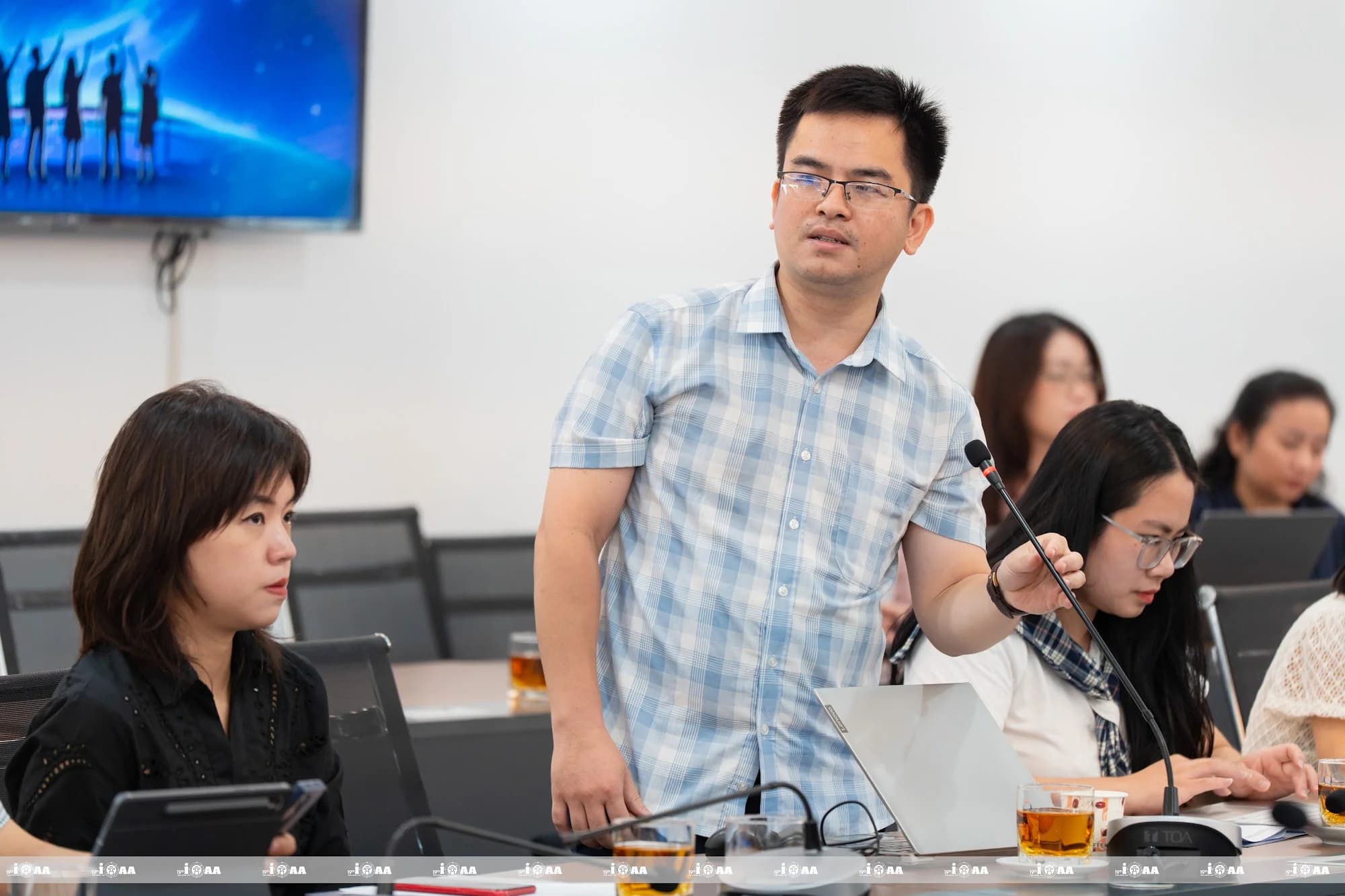 A journalist asks the IOAA 2026 Organising Committee a question during the press briefing.