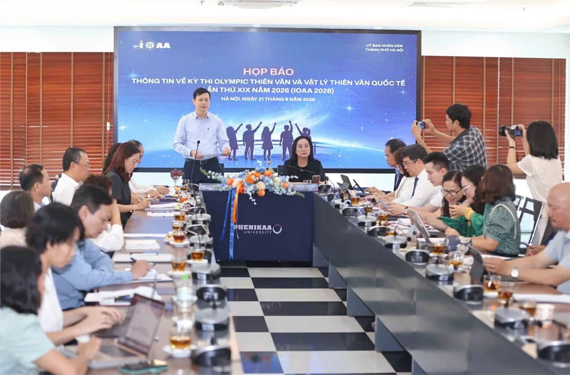 Giám đốc Sở Giáo dục và Đào tạo Hà Nội Nguyễn Văn Hiền, Phó Trưởng ban Thường trực Ban tổ chức IOAA 2026 thông tin về kỳ thi. Ảnh: Thanh Tùng.