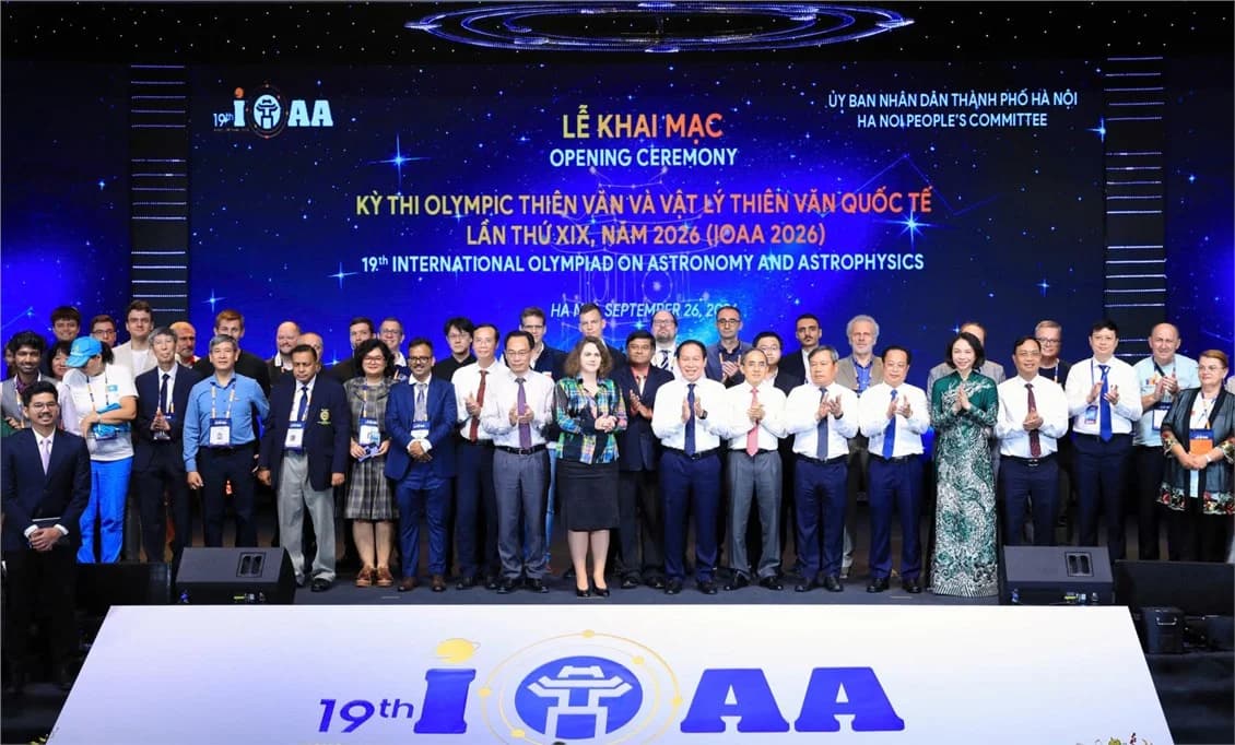Delegates attending the Opening Ceremony pose for a commemorative photograph.