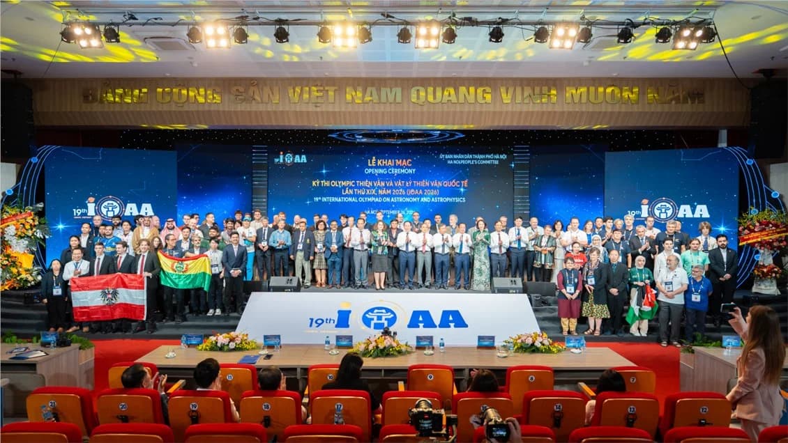 Delegates attending the Opening Ceremony pose for a commemorative photograph.